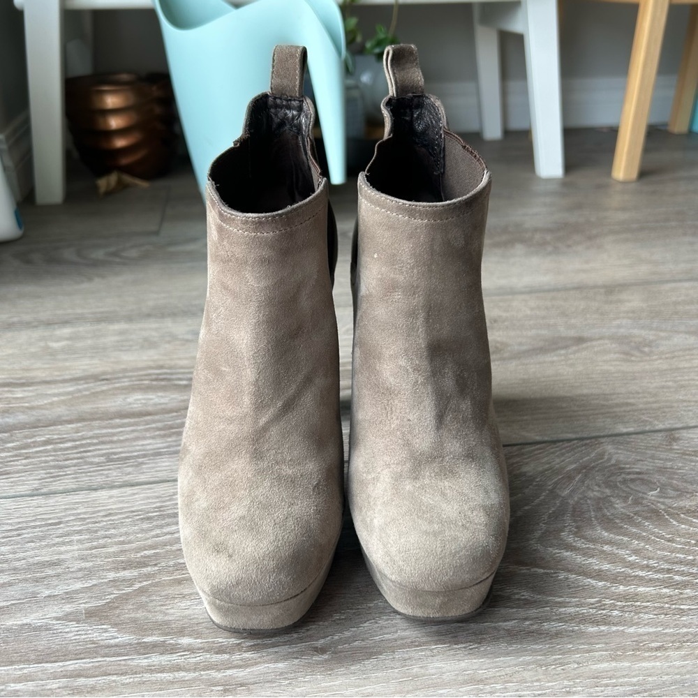 Vera Gomma Taupe  Suede Leather Chunky Heel Platform Slip On Ankle Boots - Picture 3 of 16